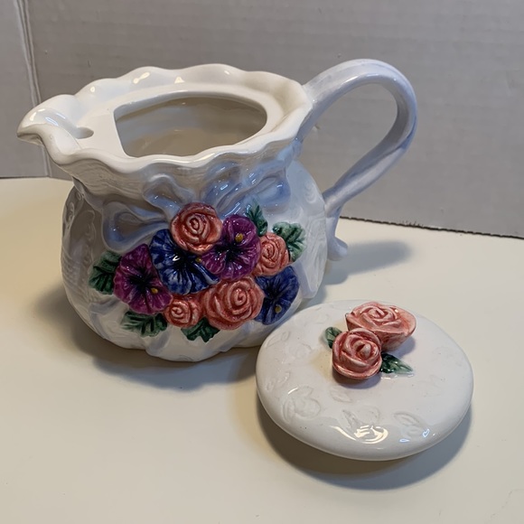 Vintage floral relief tea pot & sugar bowl with roses and blue ribbon - Picture 6 of 7